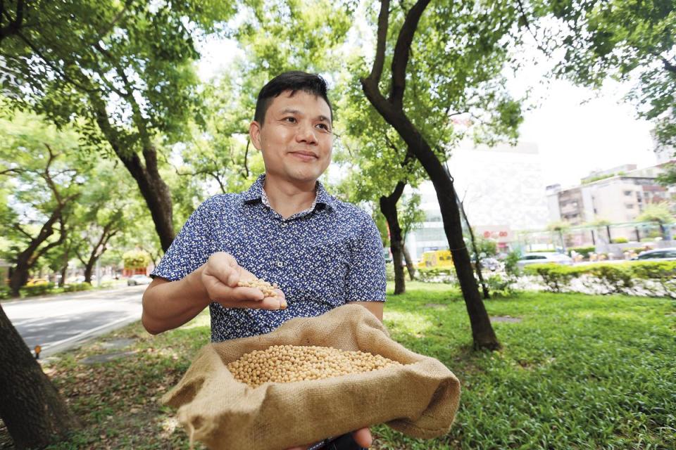 江振德認為採非基改黃豆等飼料養隻是未來趨勢，他要跑在前端，也為食安盡點心力。