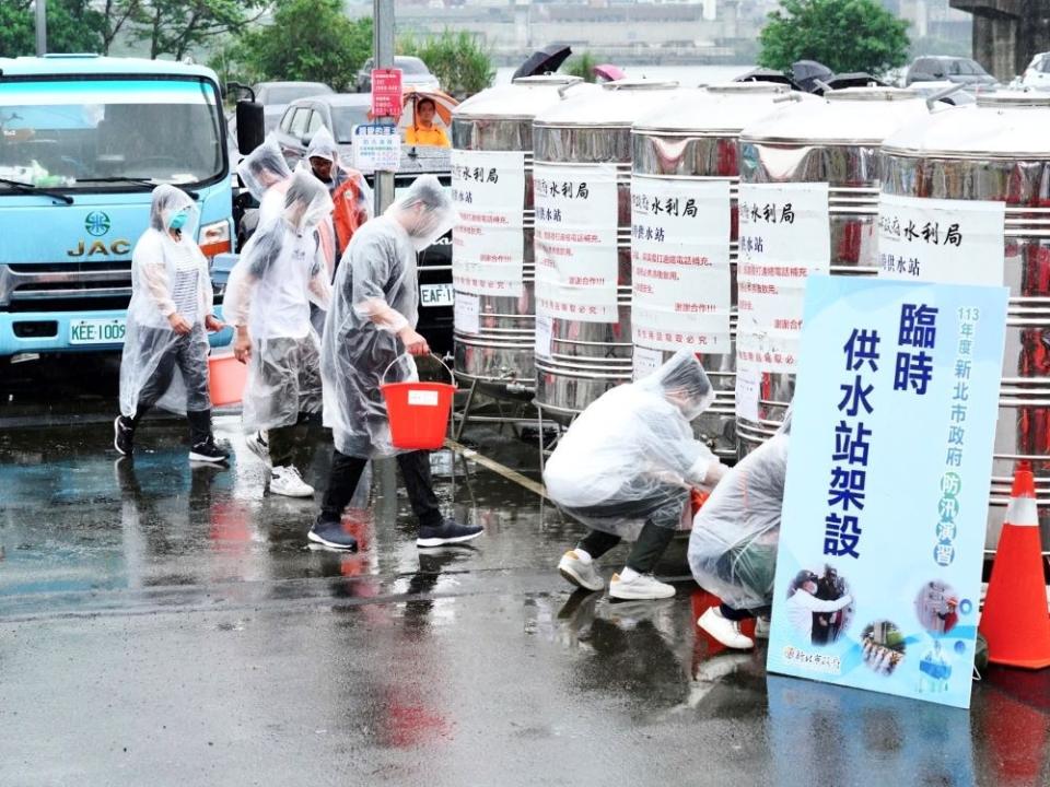 《圖說》設置臨時供水站，供民眾取水。〈水利局提供〉