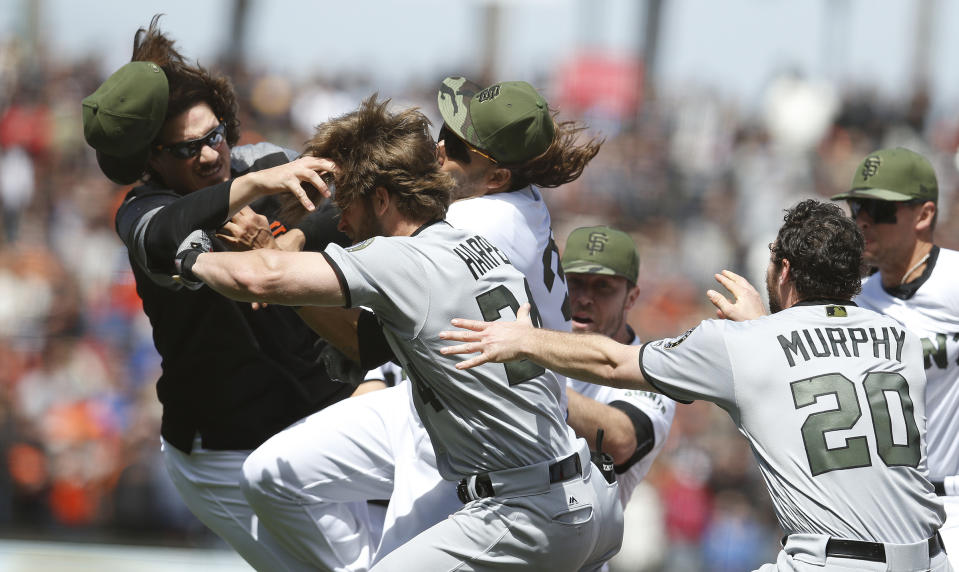 Jeff Samardzija (camiseta negra), de los San Francisco Giants, atacó a Bryce Harper (34) en la pelea del 2017 entre Giants y Washington Nationals. Mike Morse (centro, camisola blanca) recibió el golpe de Samardzija y no volvió a jugar en las Mayores. (Foto: MediaNews Group/Bay Area News via Getty Images)