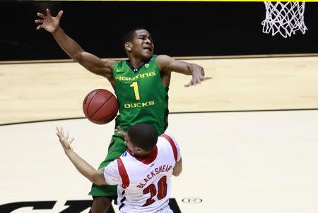 Oregon Ducks guard Dominic Artis (1) loses the ball as he goes to the basket against Louisville Cardinals guard/forward Wayne Blackshear (20) during their Midwest Regional NCAA men's basketball game in Indianapolis, Indiana, March 29, 2013. REUTERS/Brent Smith