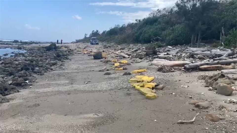 民眾在加路蘭海岸以北靠近九孔池處發現大量F-5E戰鬥機殘骸。（民眾提供）