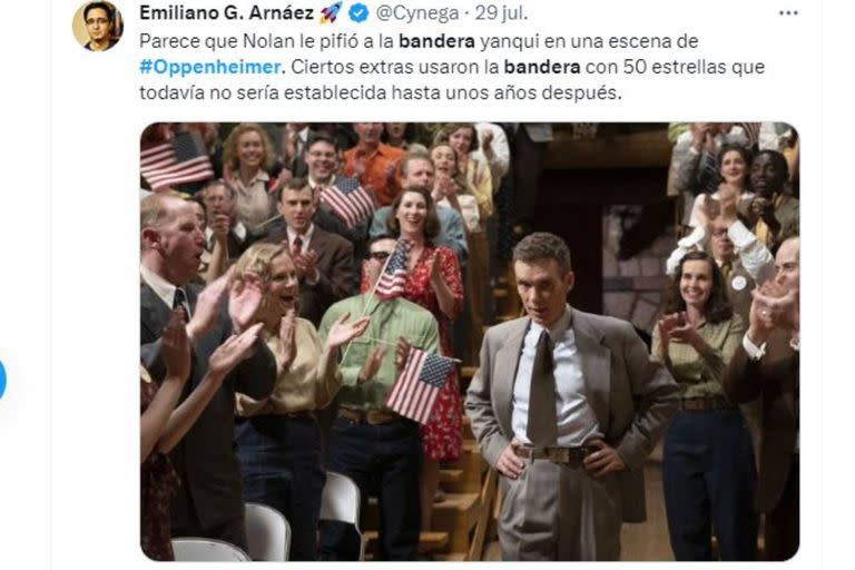 En las redes sociales, muchos usuarios señalaron el yerro en la bandera estadounidense, que en 1945, cuando transcurre la película Oppenheimer, tenía 48 estrellas, y no 50.