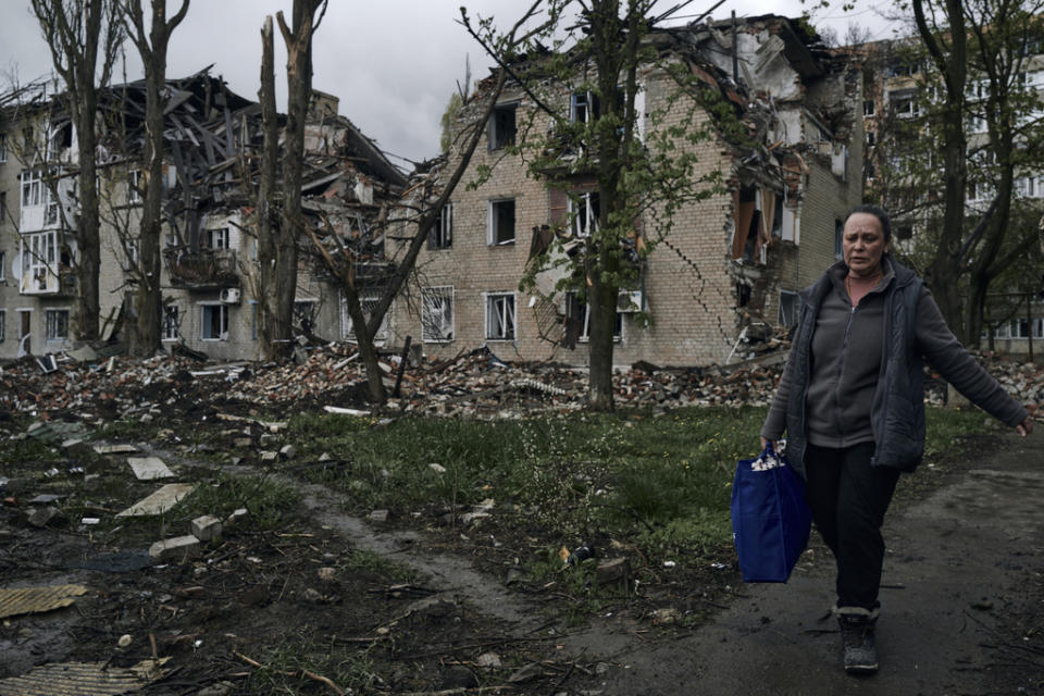 在俄烏戰爭中，阿夫迪夫卡居民的房子受到破壞。   圖 : 達志影像/美聯社