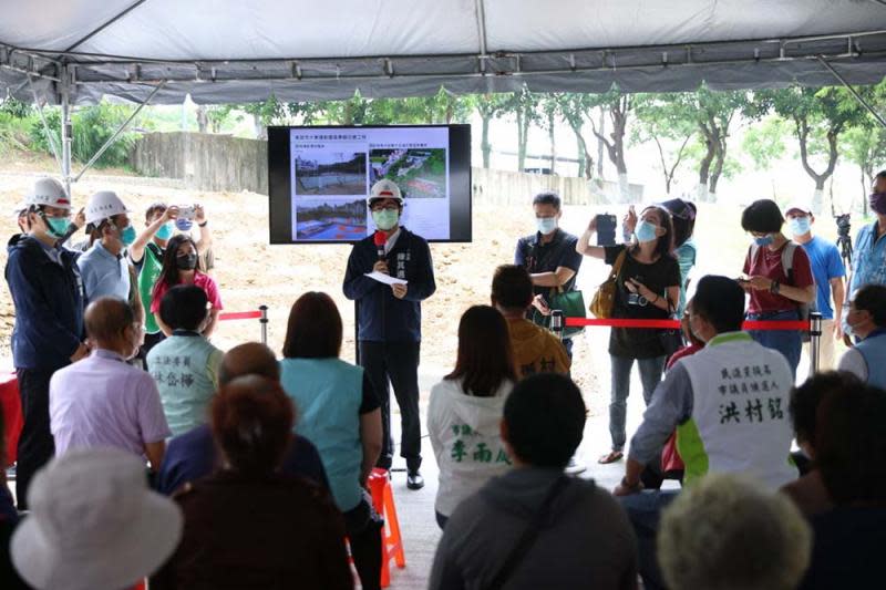 陳其邁視察大寮運動園區改造進度