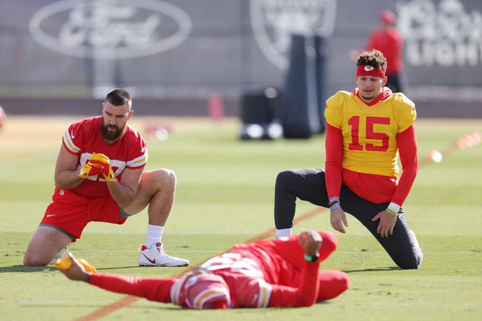 Quarterback Patrick Mahomes and tight end Travis Kelce warm-up (Getty Images)