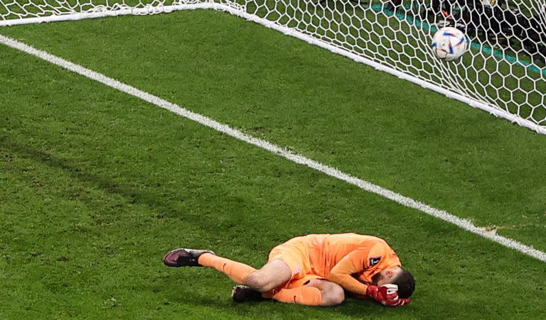 Todo es frustración: El estadounidense Matt Turner se lamenta después de no poder atajar el penal de Gareth Bale en el partido del Grupo B de la Copa Mundial de Qatar 2022 entre Estados Unidos y Gales en el estadio Ahmad Bin Ali en Al-Rayyan, al oeste de Doha el 21 de noviembre de 2022