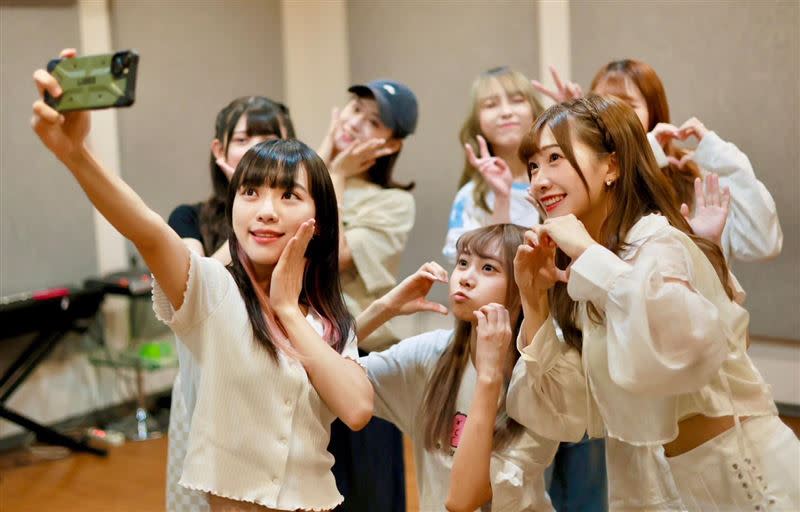 黃捷與AKB48 Team TP成員自拍。（圖／翻攝自黃捷臉書）