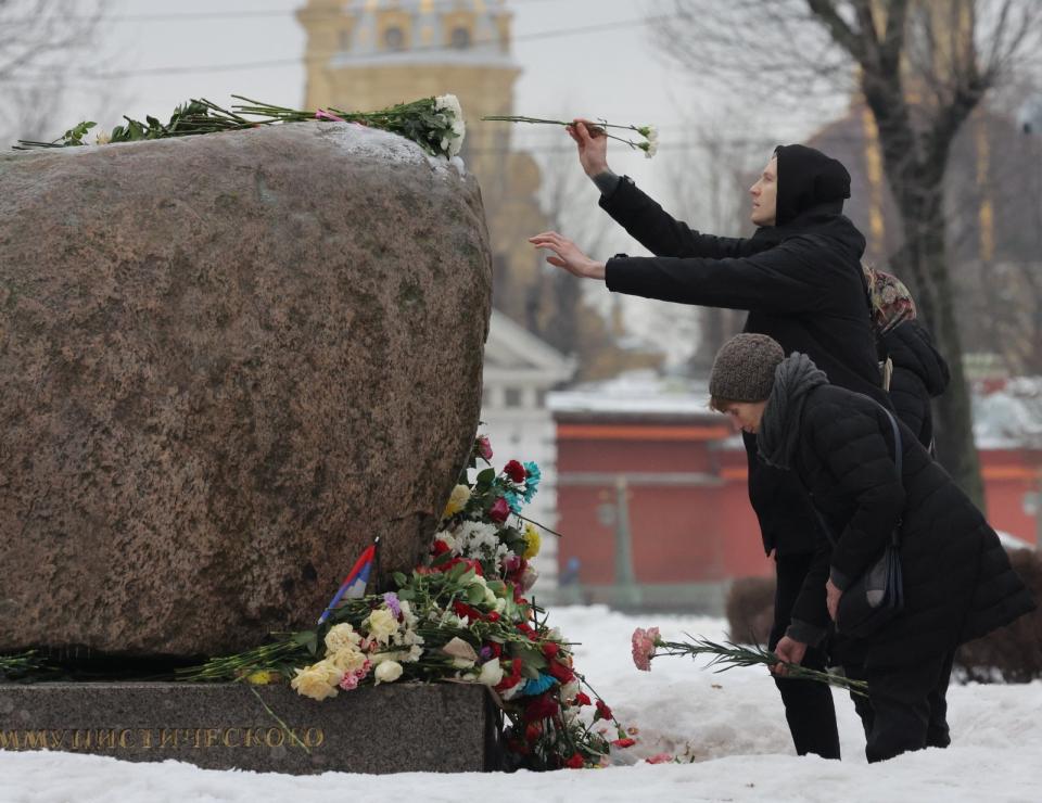 2024年2月17日，俄羅斯聖彼得堡民眾獻花悼念納瓦尼。路透社