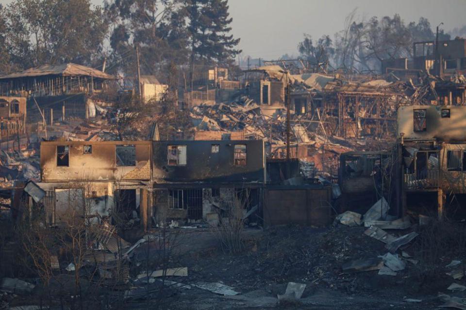 Muchas casas quedaron completamente destruidas tras los incendios forestales en Viña del Mar. (BBC)