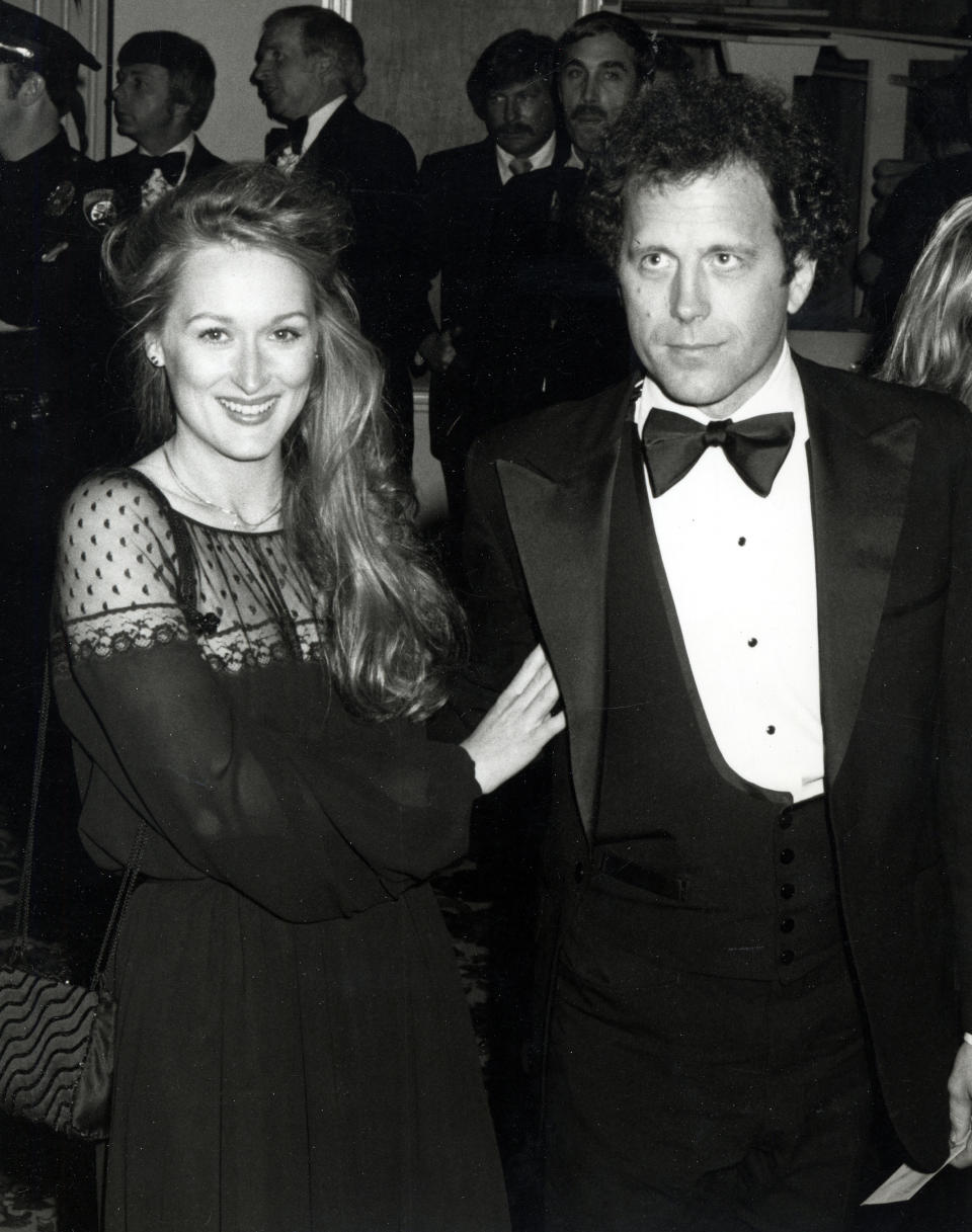 Marquée par la mort de John Cazale, Meryl Streep a 29 ans lorsqu’elle rencontre Don Gummer en 1978. Après son décès<em>, </em>la comédienne aurait été renvoyée de l’appartement new-yorkais qu’elle partageait avec son regretté fiancé, comme l’explique le biographe Michael Schulman dans l’ouvrage <em>Her Again : Becoming Meryl Streep</em>. Son frère Harry lui serait venu en aide pour déménager ses affaires, accompagné d’un ami, qui n’est autre que Don Gummer. Comme elle, ce sculpteur alors âgé de 31 ans a fréquenté Yale, prestigieuse université située dans le Connecticut, et a déjà fait ses premières expositions. Six mois plus tard, en septembre 1978, l’artiste et la comédienne se disent "oui" dans le jardin des parents de cette dernière. <em>(Photo by Ron Galella/Ron Galella Collection via Getty Images)</em>