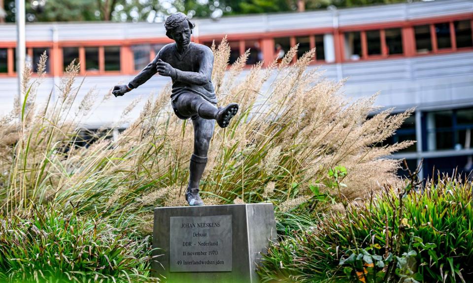 <span>The statue of Johan Neeskens in front of the KNVB Campus.</span><span>Photograph: Marcel van Dorst/DeFodi Images/Shutterstock</span>