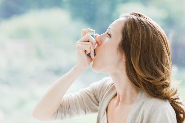 Si tienes asma, los cambios hormonales podrían afectarte negativamente. – Foto: Tom Merton/Getty Images