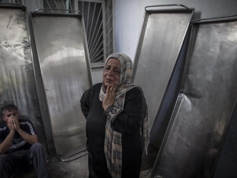 Verzweiflung: Palästinenser weinen um ihre Angehörigen, die bei der Zerstörung einer UN-Schule ums Leben kamen. Foto: Oliver Weiken
