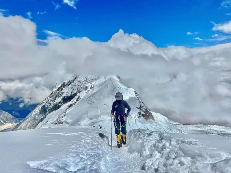 ▲▼不受官司影響，29歲曾格爾月初創下13小時無氧速攀世界第8高峰馬納斯魯峰的世界紀錄，尼泊爾官方到場認證。（圖／翻攝自曾格爾 Grace Tseng臉書）