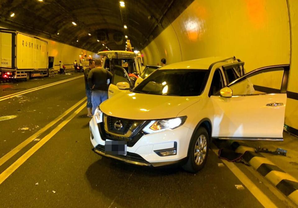 國道三嘉義蘭潭隧道傳五車追撞，一名女駕駛當場慘死。（記者湯朝村翻攝）