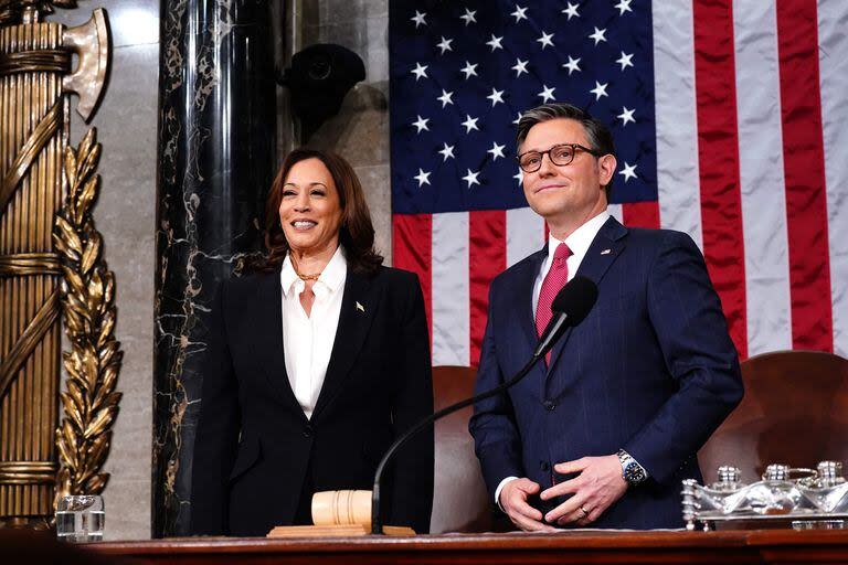 El presidente de la Cámara, Mike Johnson y la vicepresidenta Kamala Harris, en la Cámara de Representantes 