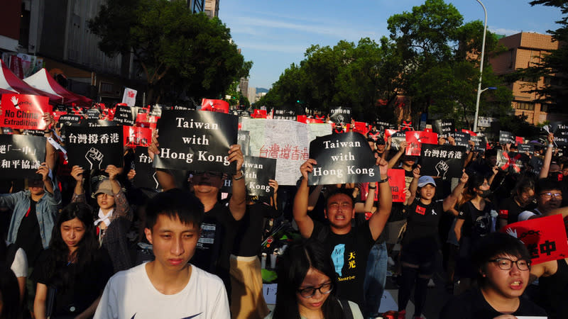 近萬人參加16日在立法院前舉行的「撐香港，反送中」集會，現場合唱香港家喻戶曉的的「海闊天空」，許多港人聞聲紛紛激動落淚。中央社記者沈朋達台北攝  108年6月16日