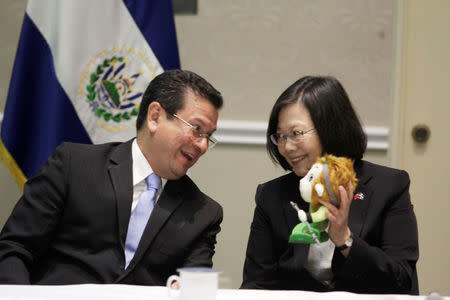 El Salvador's Foreign Minister Hugo Martinez speaks with Taiwan's President Tsai Ing-wen during an event in San Salvador, El Salvador January 12, 2017. REUTERS/Jose Cabezas