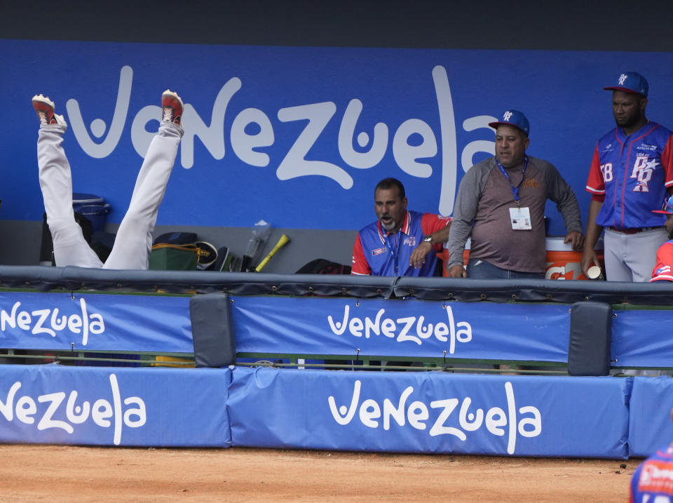 El boricua Edwin Díaz cae a la cueva mientras perseguía una pelota durante el juego de la Serie del Caribe ante República Dominicana, realizado el 4 de febrero de 2023, en La Guaira, Venezuela (AP Foto/Ariana Cubillos)