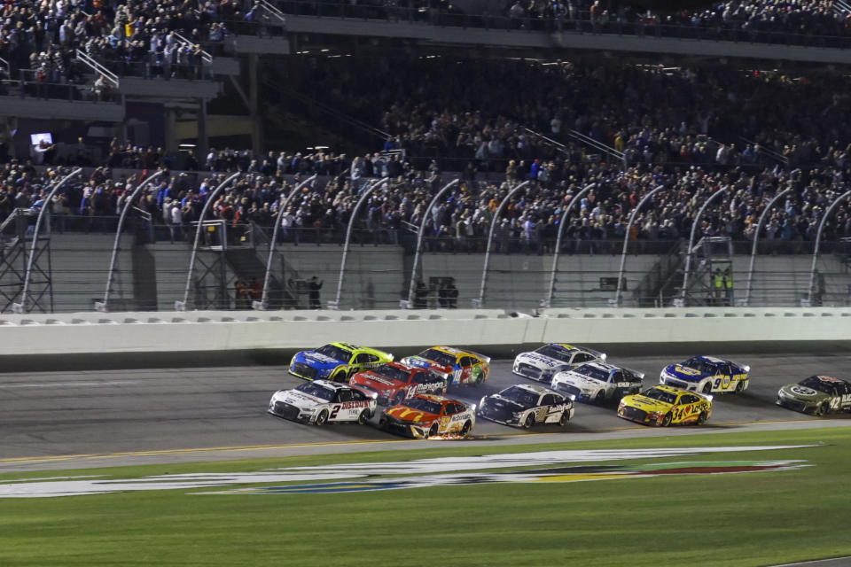 DAYTONA, FL - 20 DE FEBRERO: Austin Cindric (#2 Team Penske Discount Tire Ford) conduce un grupo de autos a la bandera a cuadros durante la carrera de la serie de la Copa NASCAR Daytona 500 el 20 de febrero de 2022 en el Daytona International Speedway en Daytona Beach, Florida.  (Foto de David Rosenblum/Icon Sportswire vía Getty Images)