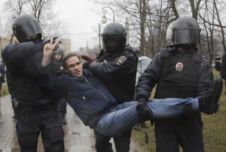 Interior Ministry officers detain a participant of an opposition protest, calling for Russian President Vladimir Putin not to run for another presidential term next year, in St. Petersburg, Russia, April 29, 2017. REUTERS/Anton Vaganov