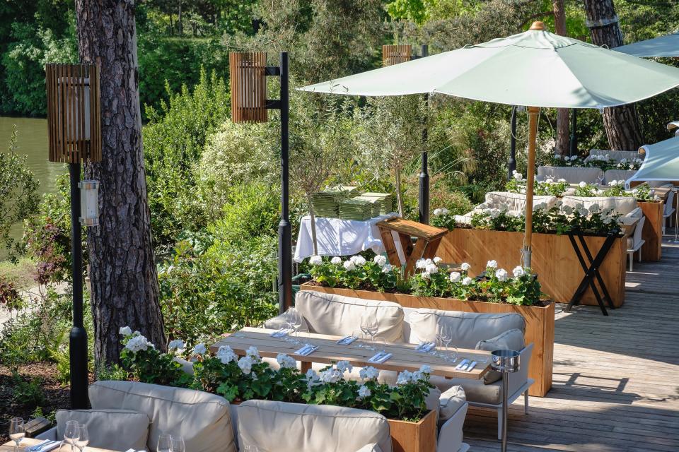 Experience a tasting menu in the lush garden at Le Chalet des Îles.