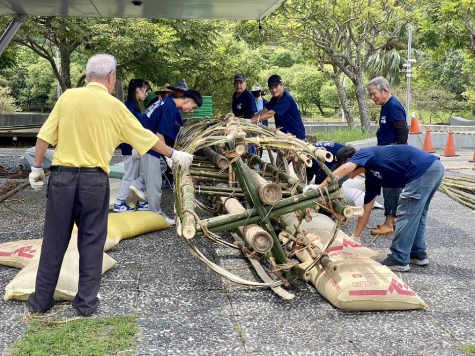 耆老帶領學員不用一釘一鐵的傳統工法，協力完成頭城中元祭搶孤的孤棧。（蘭陽博物館提供）