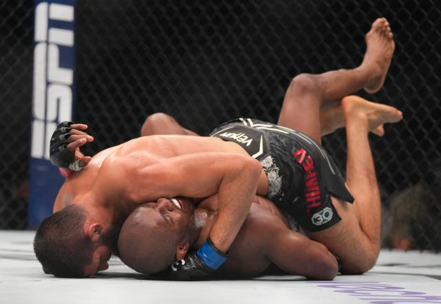 UFC 294: Islam Makhachev nocauteia Alexander Volkanovski de forma brutal e  segue como campeão; resultados