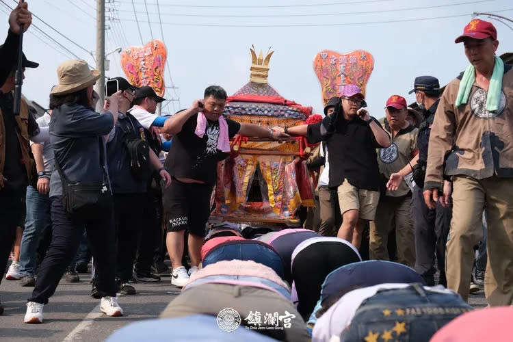 信眾排隊跪地鑽轎底。取自鎮瀾宮臉書