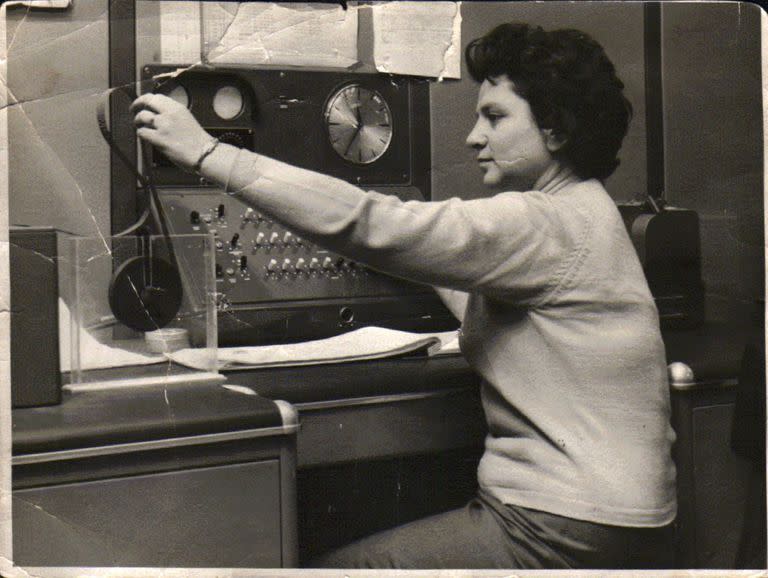 Cecilia Berdichevsky en 1961, usando la supercomputadora Clementina de la Universidad de Buenos Aires