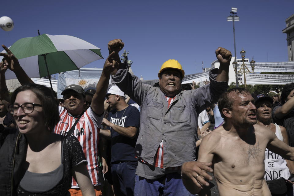 Personas protestan fuera del Congreso en una huelga nacional contra las reformas económicas y laborales lanzadas por el presidente argentino, Javier Milei, en Buenos Aires, Argentina, el miércoles 24 de enero de 2024. (AP Foto/Rodrigo Abd)