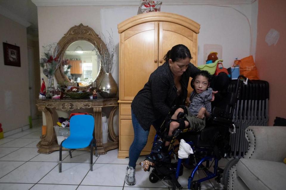 José Andino Díaz, de 13 años, con su madre Erika Diaz, de 47 años, en la casa de sus parientes en West Miami el viernes 18 de noviembre de 2022. José nació con parálisis cerebral, que afecta a su movimiento y tono muscular. No puede hablar ni caminar y depende de sus padres para su cuidado diario.