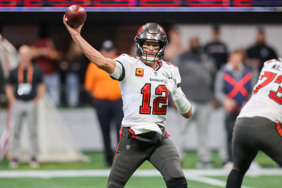 Tom Brady en acción contra los Falcons el domingo.  (Brett Davis/Deportes de USA TODAY)