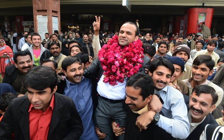 Pakistani Internet sensation One Pound Fish Man came home to a hero's welcome, Muhammad Shahid Nazir (C) is carried by supporters on his return from Britain in Lahore on December 27, 2012