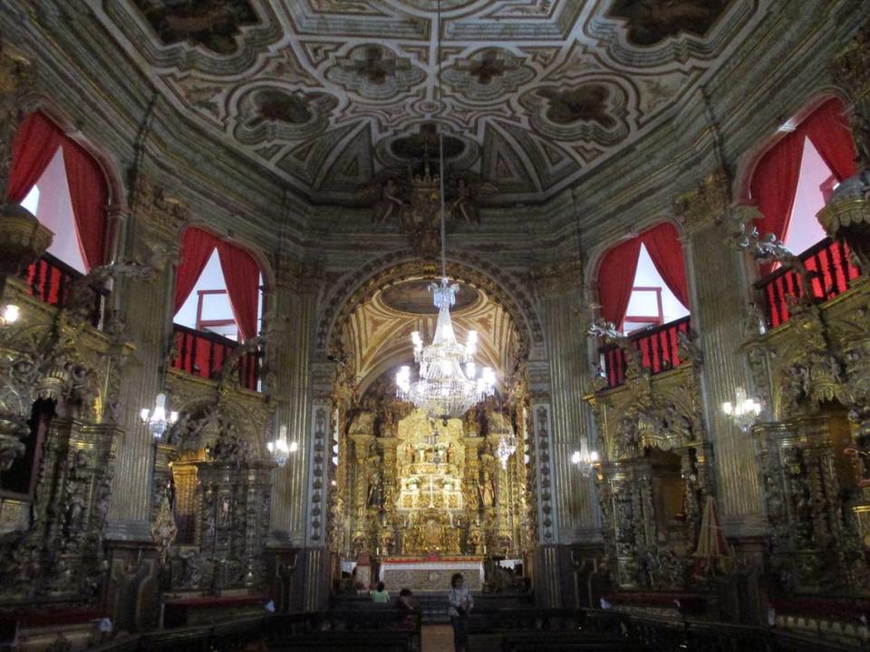 Nave elíptica de la Iglesia Nuestra Señora del Pilar.