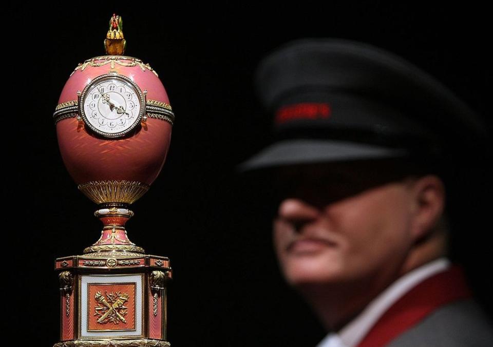 Un guardia de seguridad observa uno de los huevos de Fabergé en 2007 durante una subasta de la casa Christie.