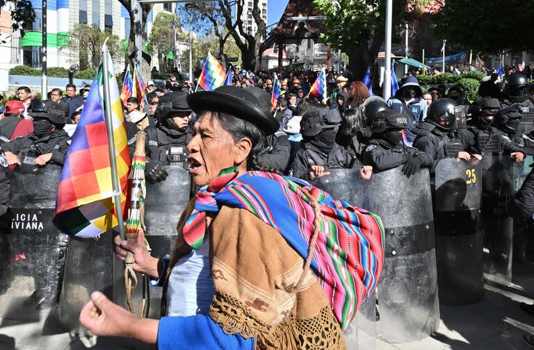 Una partidaria de Evo Morales grita frente al Tribunal Supremo Electoral. (Photo by AIZAR RALDES / AFP)