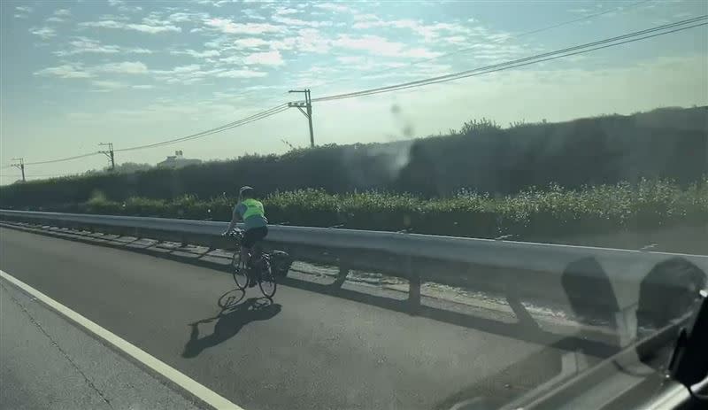 自行車騎士闖入國道1號彰化段危險騎在路肩，民眾發現後立即通報國道警方。(圖／翻攝自彰化爆料網)