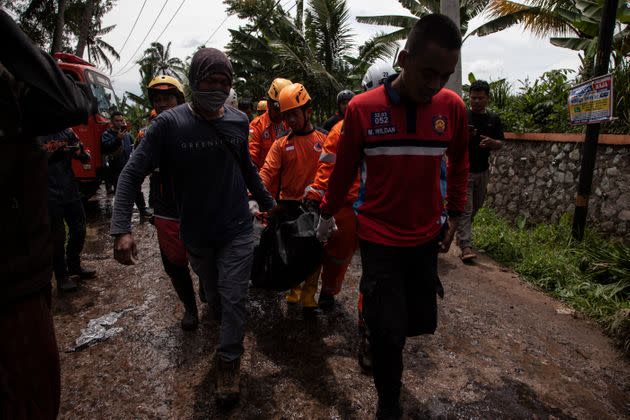El equipo de búsqueda y rescate de Indonesia, evacuando los cuerpos de las ruinas del edificio que se derrumbó después del terremoto de 5,6.