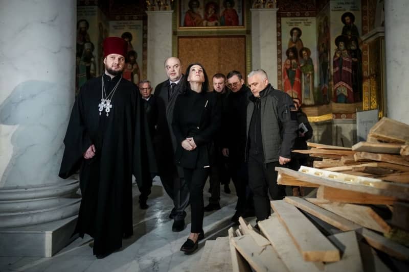 Annalena Baerbock (C), Germany's Foreign Minister, visits the Transfiguration Cathedral in the port city of Odessa, which was destroyed in a Russian missile attack. Kay Nietfeld/dpa