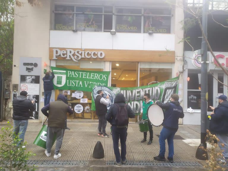 Conflicto sindical en las heladerías Persicco por retraso en el pago de sueldos