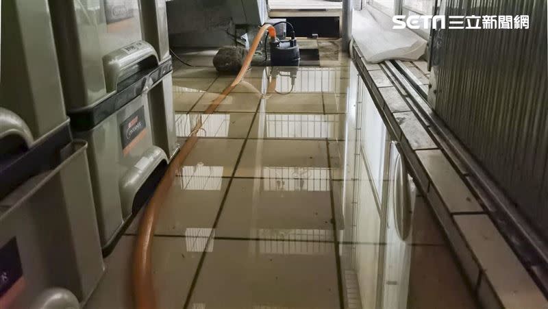 廠商還沒找到地下室滲水原因，颱風又要來了，儒林園住戶很擔心水會淹到家裡。（圖／住戶提供）