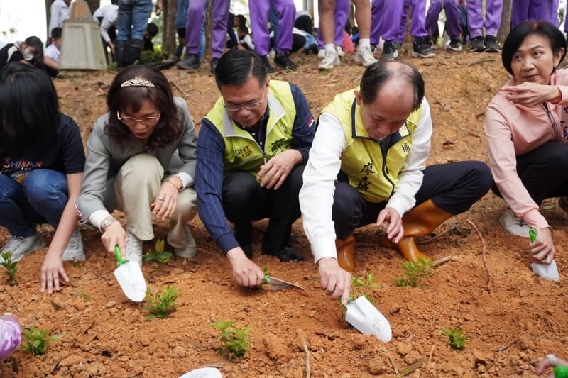 響應植樹節  南投埔里校園栽種蜜源植物 每年3月12日是植樹節，南投縣埔里鎮公所7日在溪南 國小舉辦植樹活動，邀師生一同種下蜜源植物，埔里 鎮長廖志城（前右2）等人出席響應。 （埔里鎮公所提供） 中央社記者蕭博陽南投縣傳真  113年3月7日 