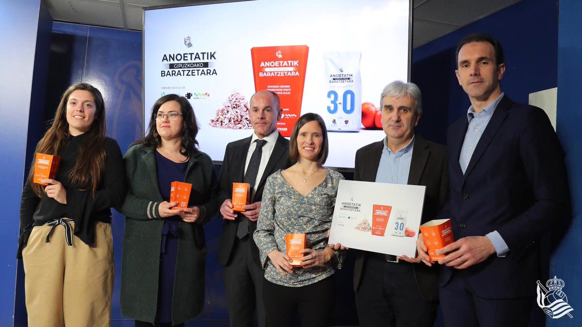 Directivos de la Real Sociedad presentan la campaña de recogida de cáscaras de pipas. Foto: Twitter @RealSociedad