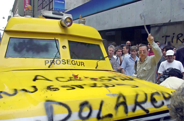 A un camion de transportes de caudales le pintaron "aca estan nuestros dolares" el 18 de febrero de 2002 en el centro financiero de Buenos Aires, durante una manifestacion de ahorristas en protesta por el bloqueo de sus ahorros ("corralito") impuesto por el gobierno desde inicios de diciembre. AFP PHOTO/ALI BURAFI