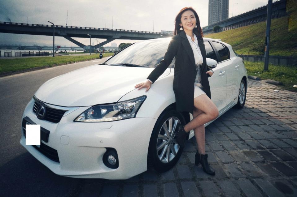 王宇婕開車通勤，現在是開Lexus CT200h，她超喜歡這台車，大讚它的省油。（圖／星之國際提供）