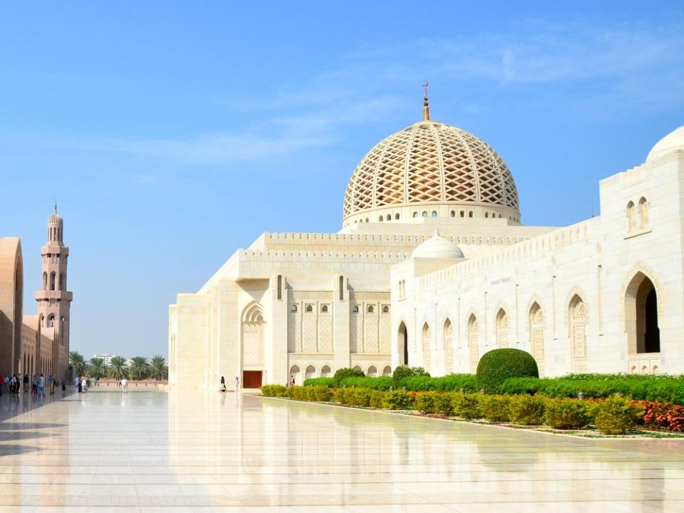 Die Sultan-Qabus-Moschee gilt als eines der wichtigsten Bauwerke des Landes und als eine der weltweit größten Moscheen. (Bild: TopShots/Shutterstock.com)