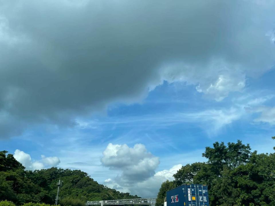 今(16)日午後東半部地區有局部短暫雷陣雨，外出仍需攜帶雨具。   圖：翻攝自氣象達人彭啟明臉書（資料照）