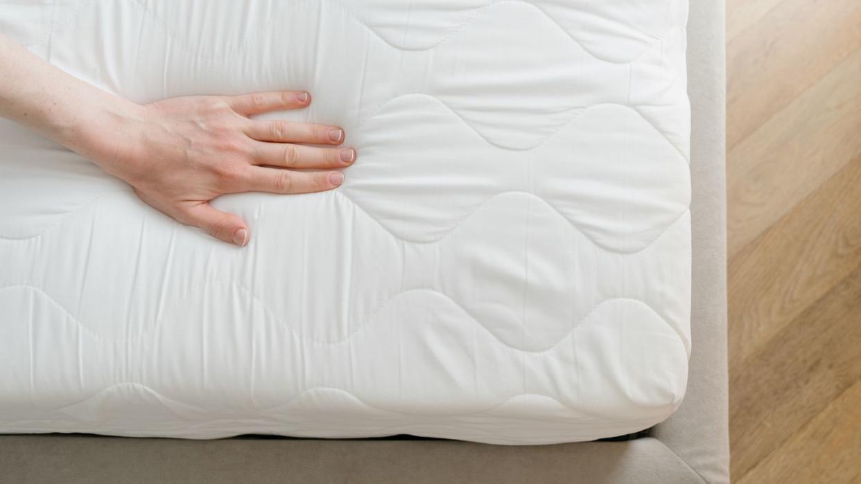 hand pressing memory foam core mattress