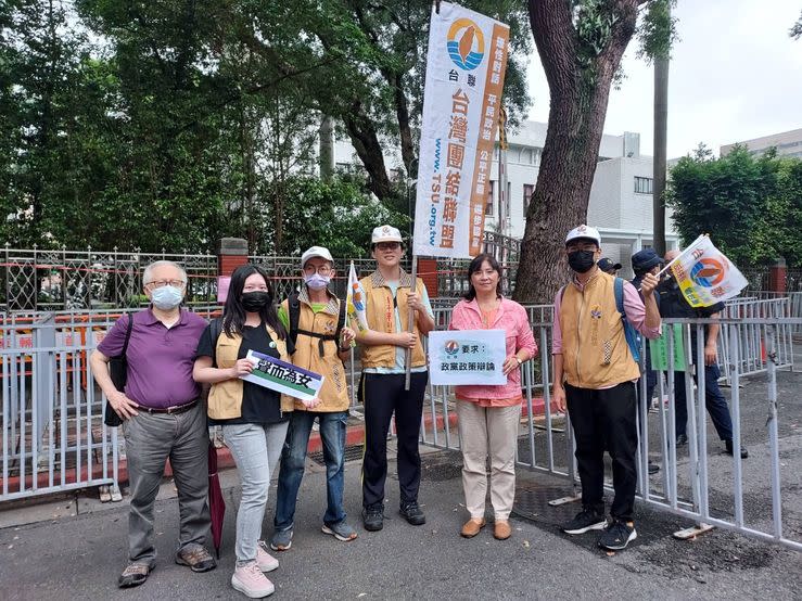 圖片：立法院今天院會持續審查國會職權相關修法，民團號召民眾至立法院周遭抗議，台灣團結聯盟（台聯）主席周倪安等人也到場共襄盛舉（台聯提供）